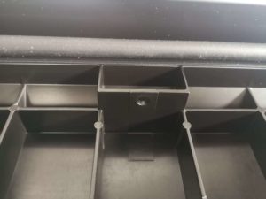 Отверстие в ящике Just под крепление цепочки