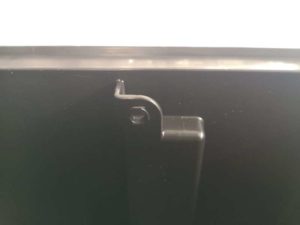 Отверстие для крепления цепочки на ящик Just